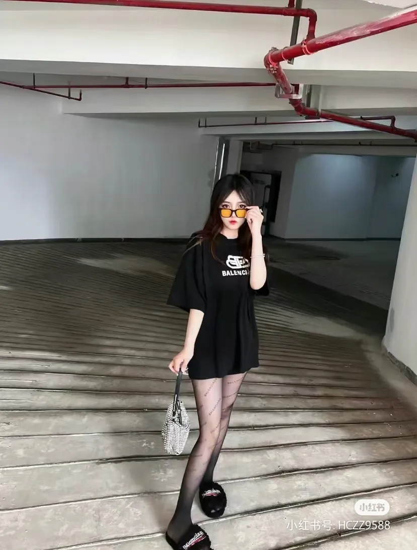 P80✨🔥 BALENCIAGA Paris reverse letter printed short-sleeved T-shirt. Custom-woven and dyed 280g combed cotton heavyweight fabric. Zero color difference in threads. Perfect details. Different from the current currency version. Welcome to compare. Same Style for men and women. Must-sell in the picture above. Color: White Black Size: 1 2 3 4